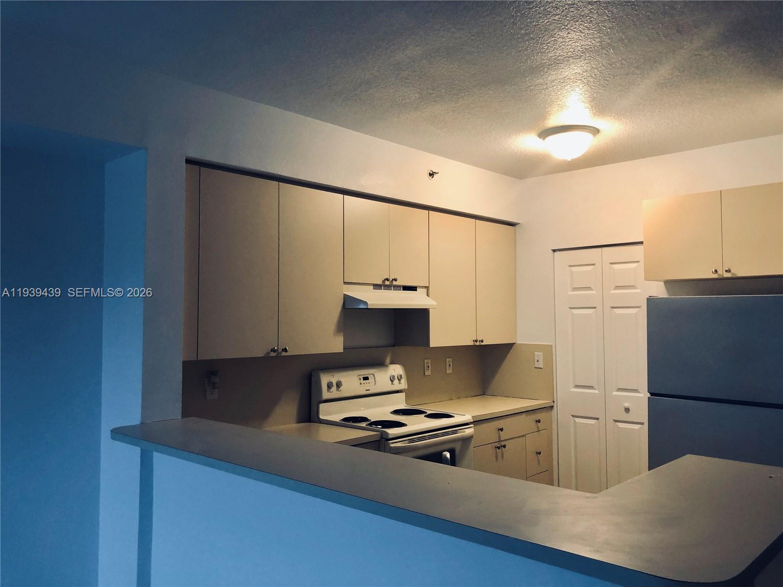 Great location in Cutler Bay. one bedroom, one assigned parking, washer dryer, open kitchen.