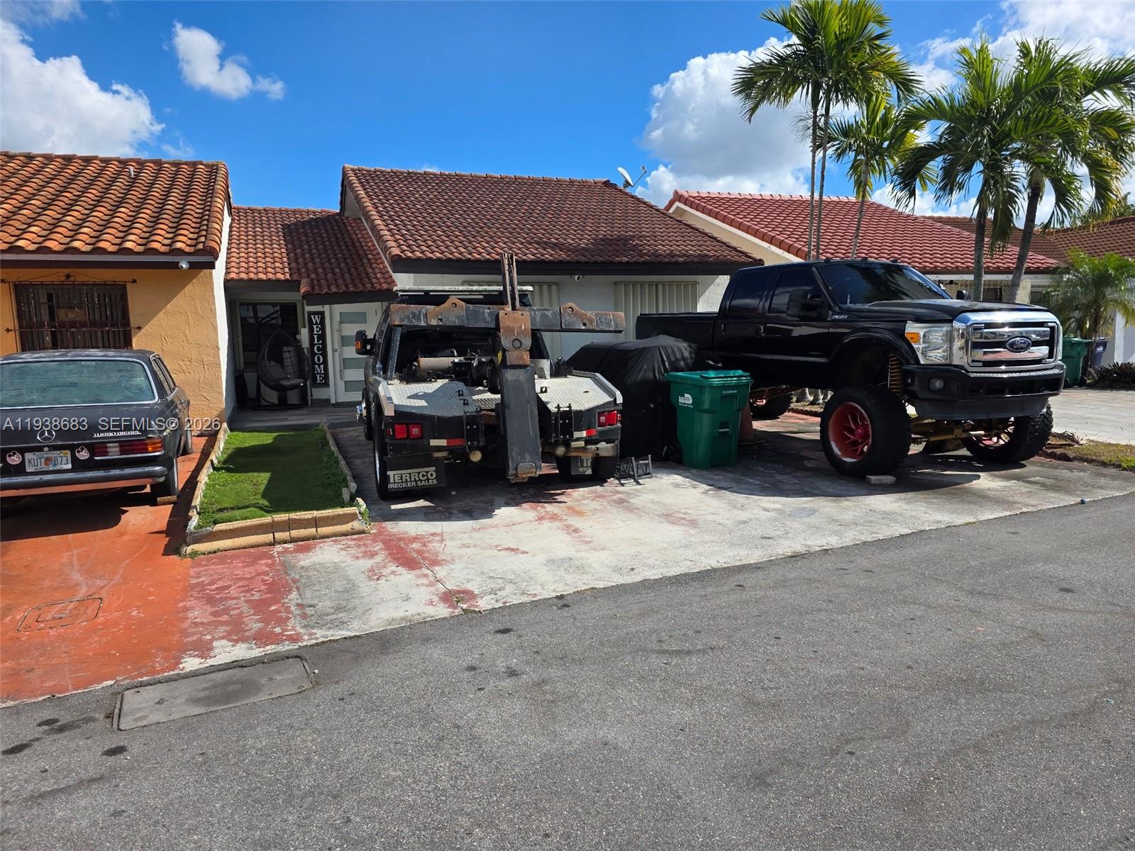 TOWNHOUSE FOR SELL IN WEST KENDALL, NICE AND QUIET NEIGHBORHOOD FEATURING 3 BEDROOMS AND 2 BATHROOM, NEAR SHOPPING CENTERS AND SCHOOLS. RAPID APPROVAL, EASY TO SHOW