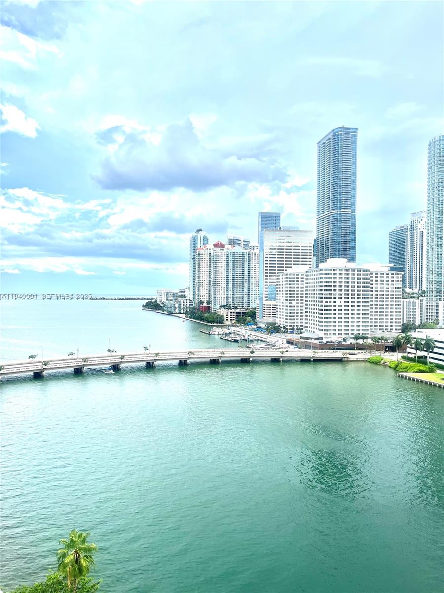 BEAUTIFUL 2 BEDROOM WITH DIRECT & UNOBSTRUCTED WATER VIEWS! LARGEST SPLIT PLAN WITH 2.5 BATH. MARBLE FLOORS THROUGHOUT. GREAT ISLAND LIVING WITH LOTS OF AMENITIES AND WITHIN WALKING DISTANCE TO BRICKELL AVENUE RESTAURANTS AND SHOPS.