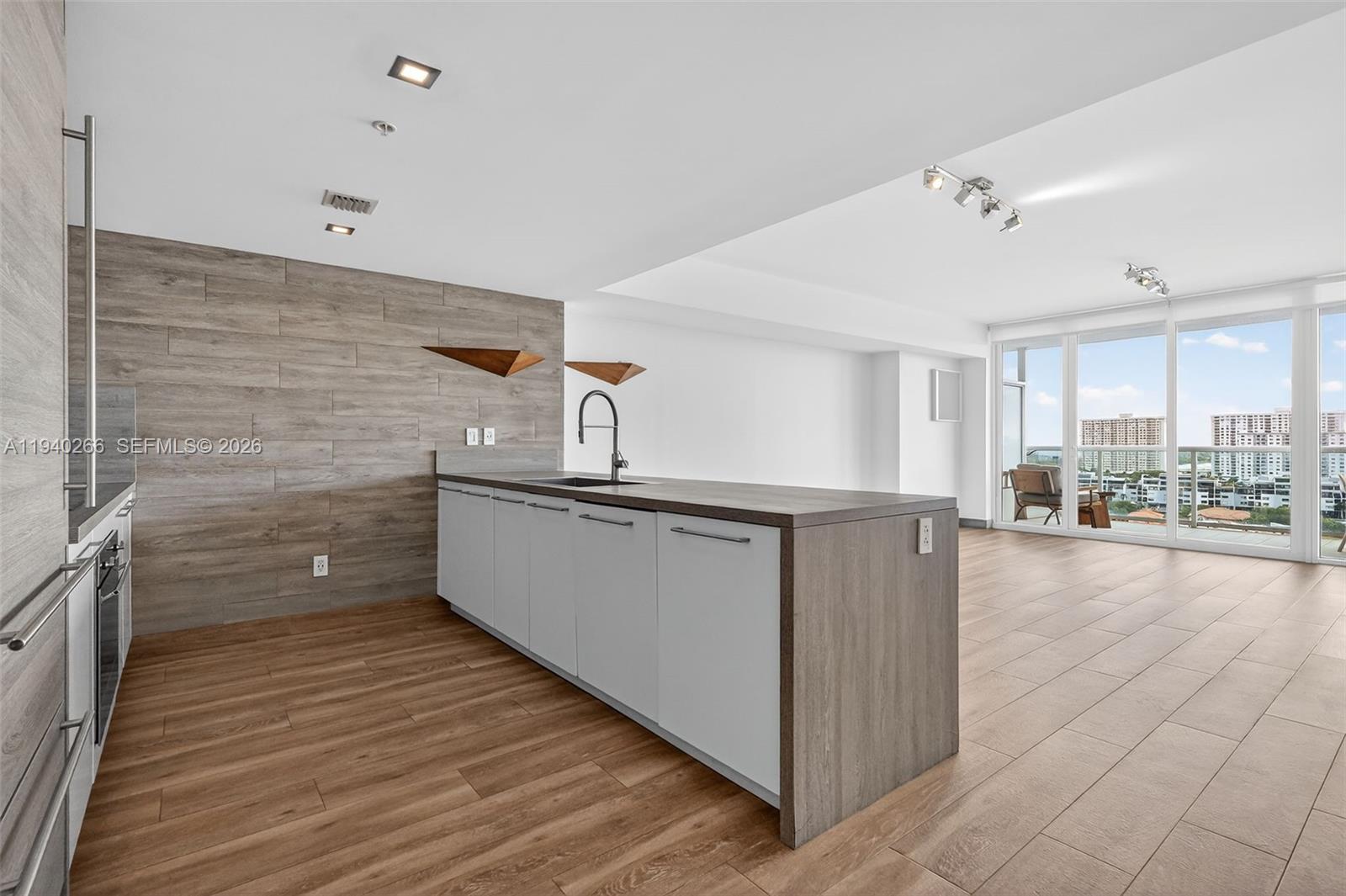 400 Sunny Isles Condo Wes