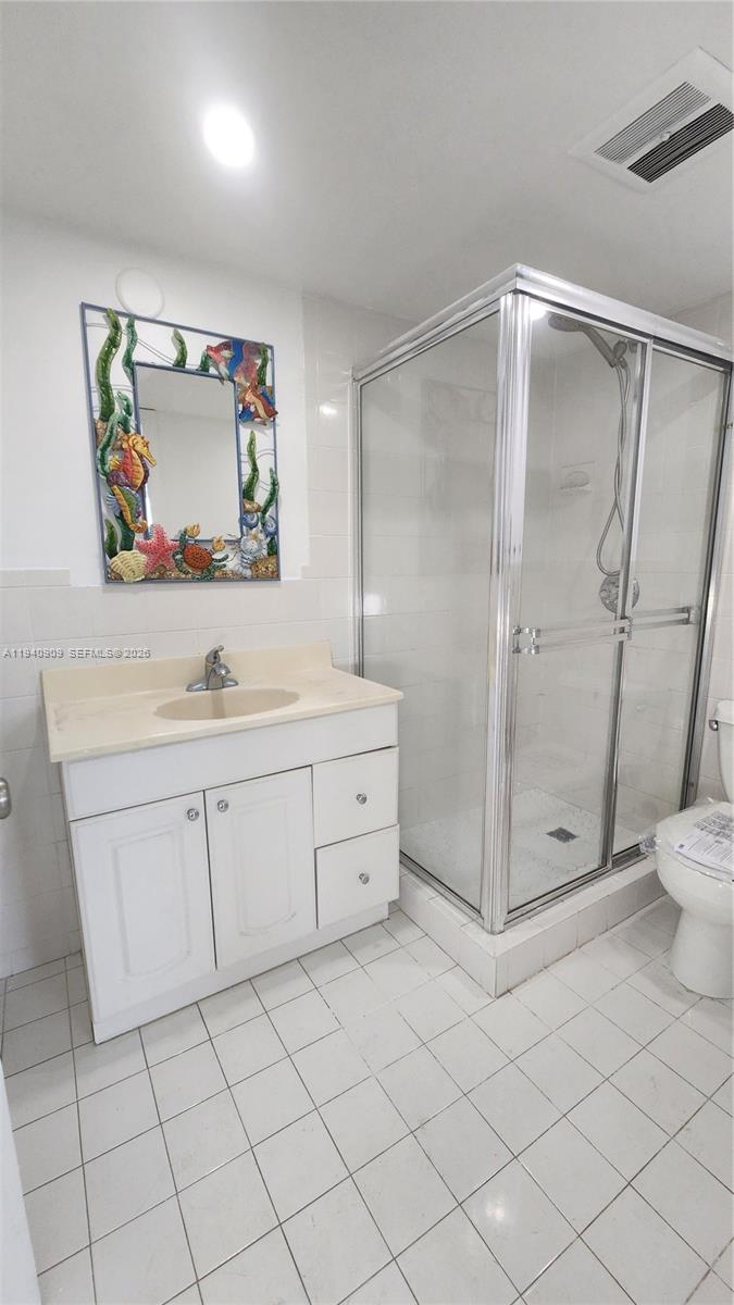 Well-appointed guest bedroom at 1020 94th St - Condo in Bay Harbor Islands