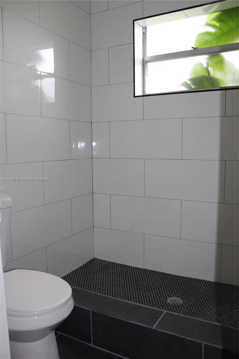 Elegant master bedroom retreat at 5140 40th Ave - Condo in Dania Beach
