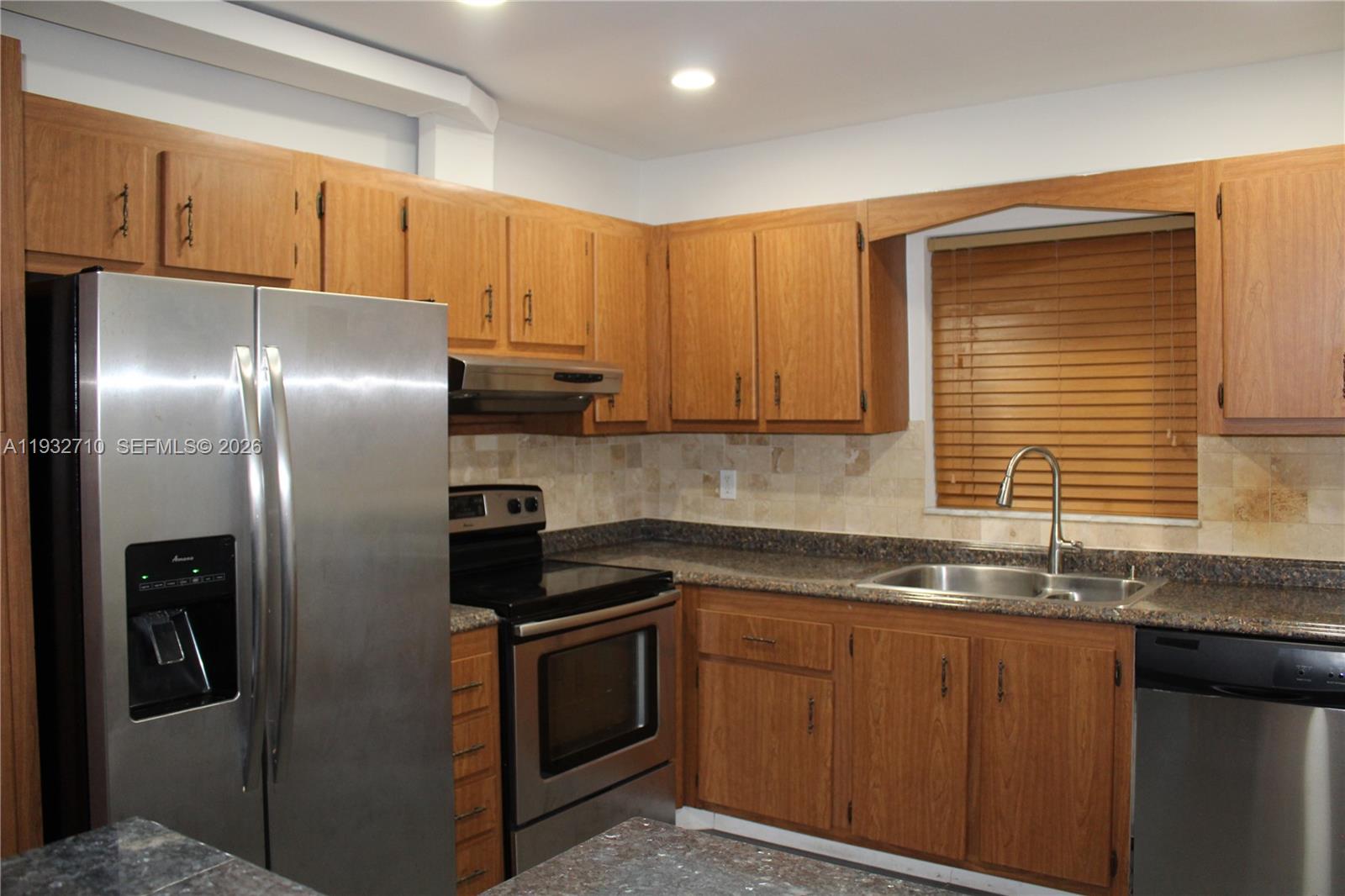 Elegant master bedroom retreat at 5140 40th Ave - Condo in Dania Beach