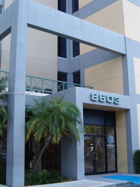 • Ample free tenant and visitor parking• Flexible lease terms• On-site professional maintenance and security• Luxurious marble lobby entrance• Regions Bank and FedEx Office located on ground floor