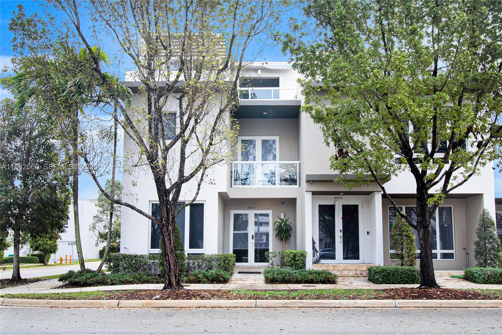 Spectacular TownHouse in the heart of Doral. 4 Bedrooms 3 Baths and 1/2 half Baths in Three stories with 1,862 sqft. Summer kitchen with a beautiful view. Very close to excellent schools, shopping center, supermarkets, bank and more