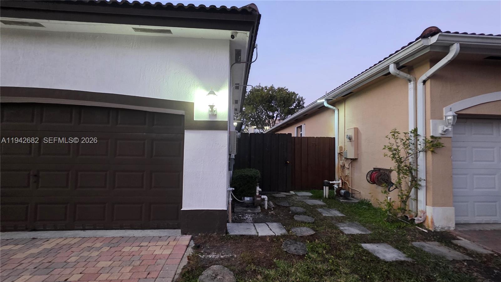 Beautiful Efficiency, located in a very quite neighborhood. Private entrance. parking for 2 cars. very spacious bedroom with private bathroom. a lot closet spaces. it has small patio and cover porch that you can use for place to cook.