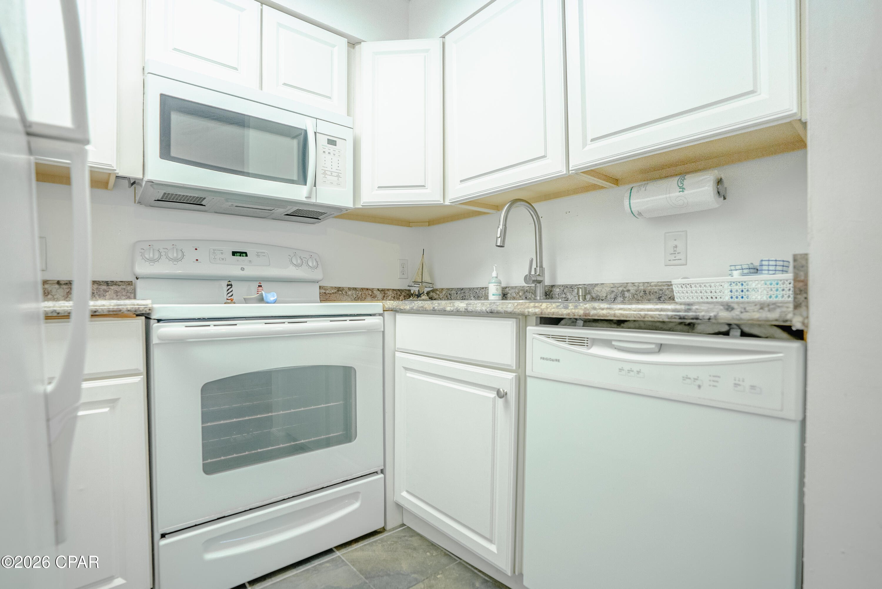 Listing photo id 14 for 4114 Holiday Drive 18