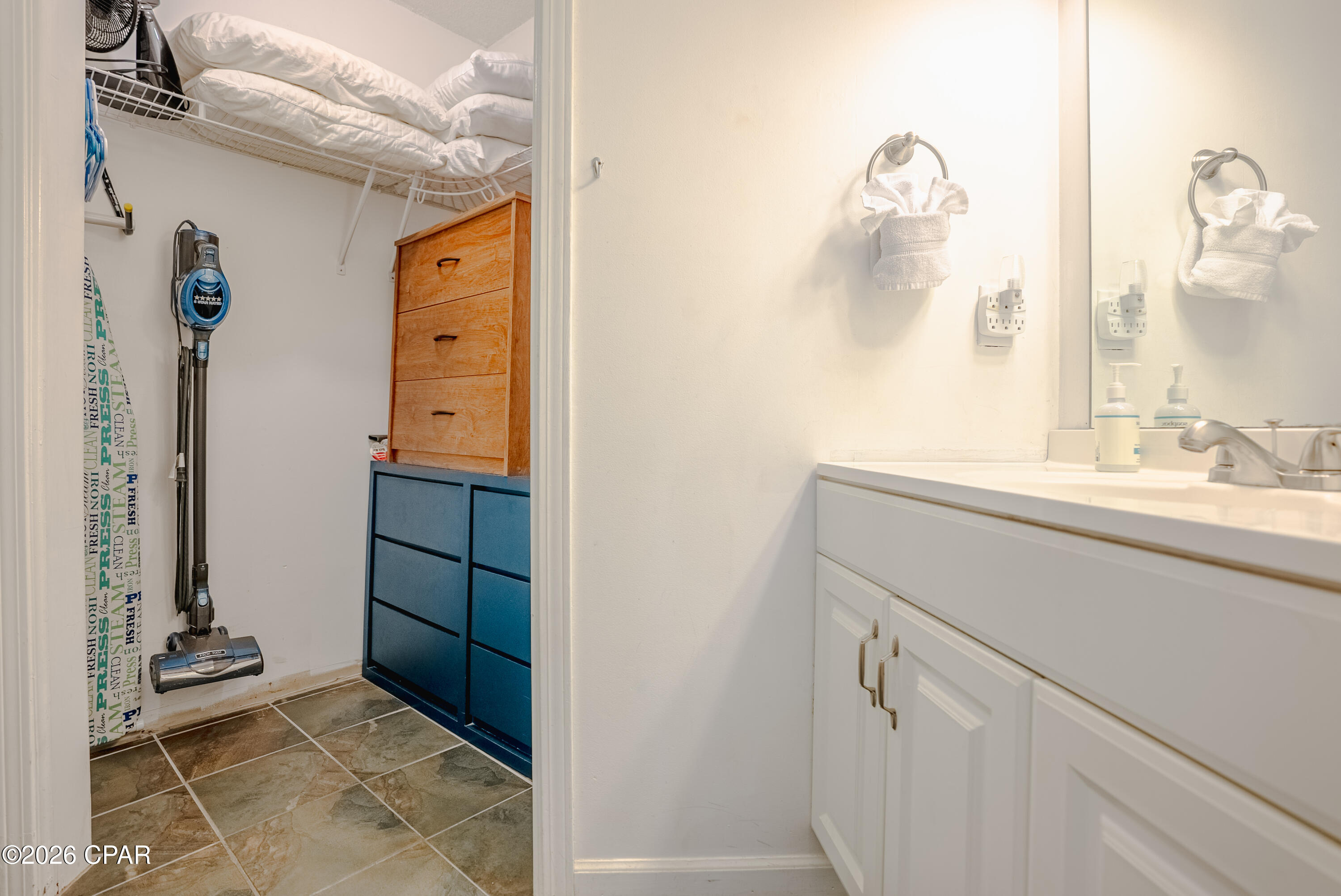 Listing photo id 26 for 4114 Holiday Drive 18