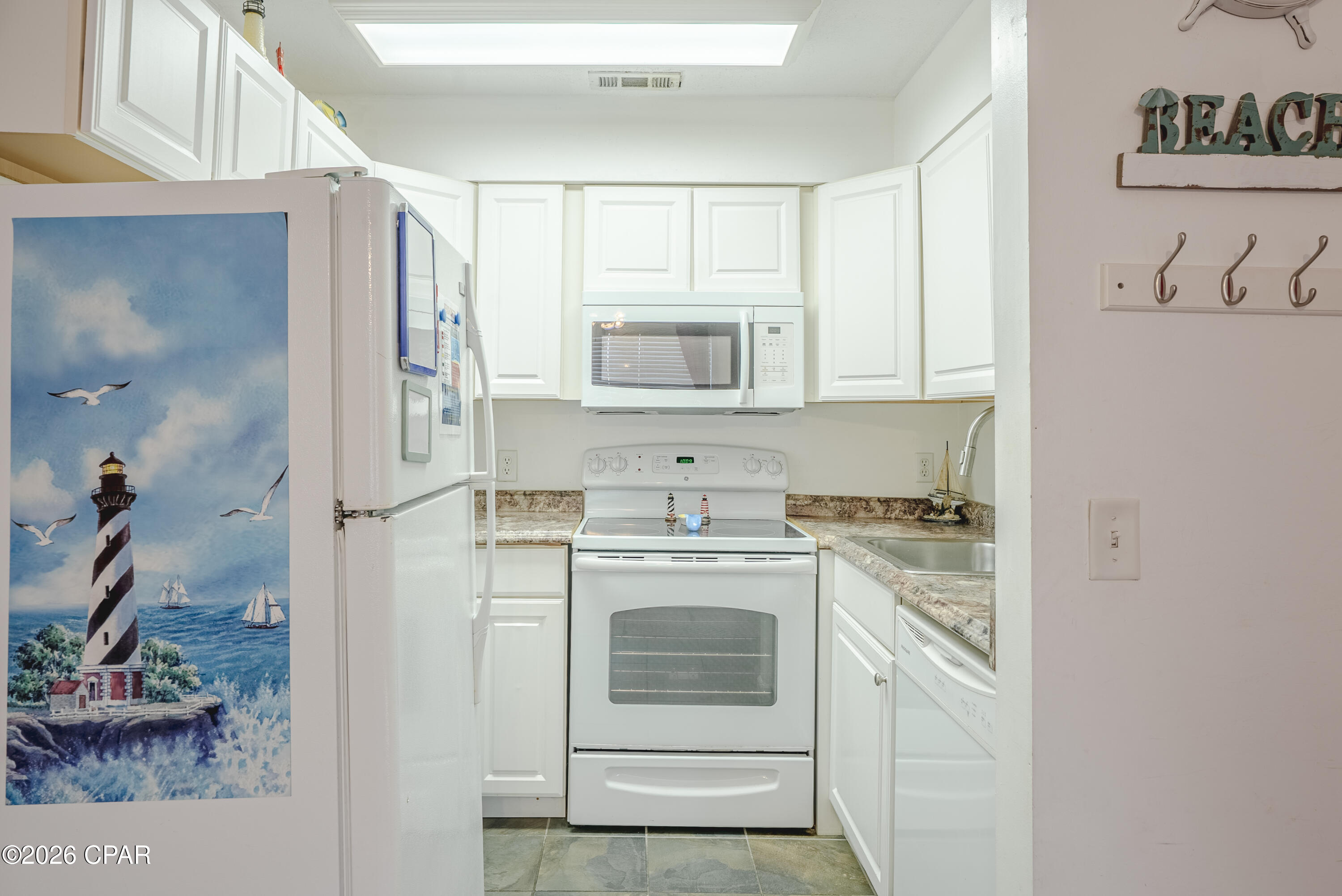Listing photo id 3 for 4114 Holiday Drive 18