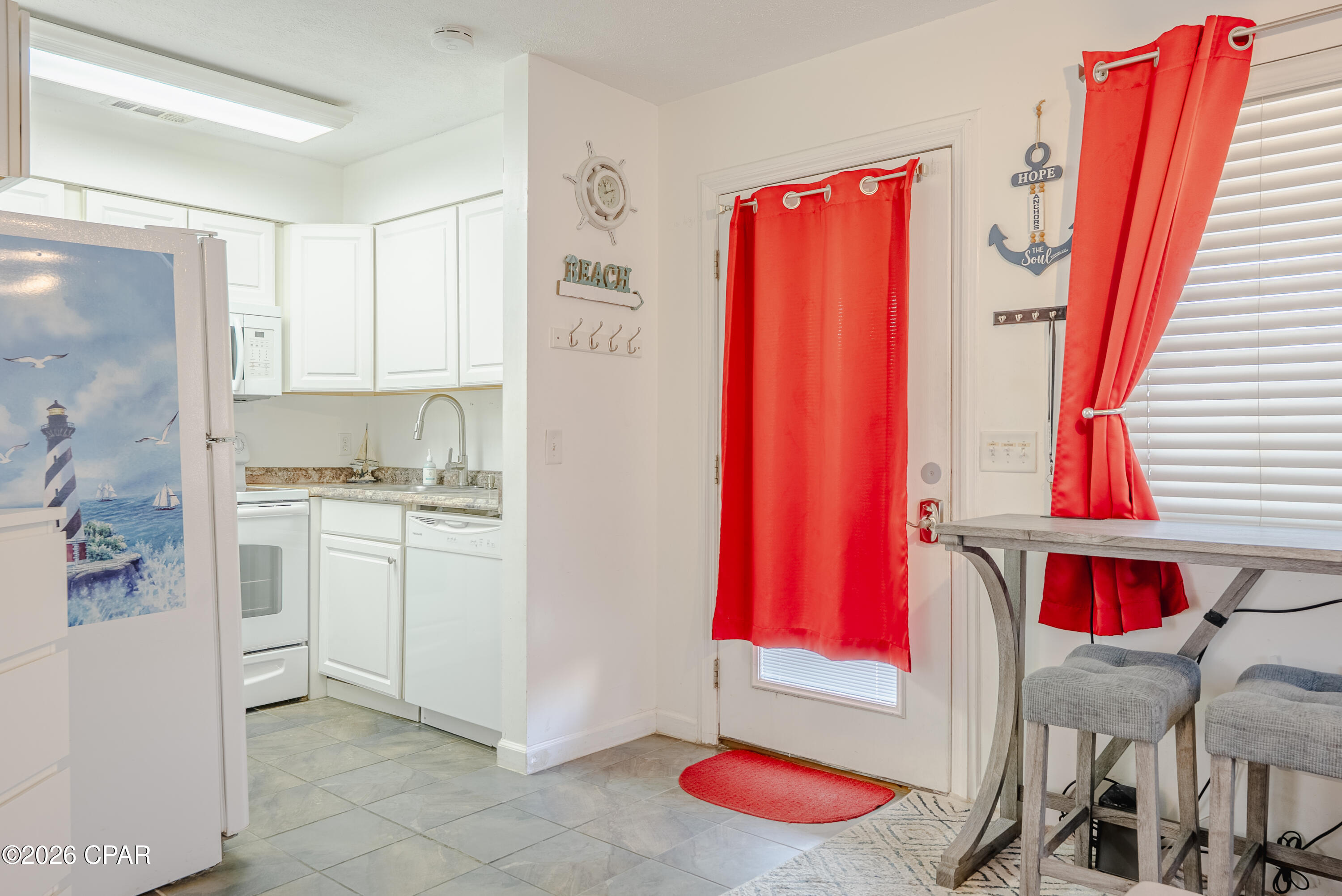 Listing photo id 5 for 4114 Holiday Drive 18