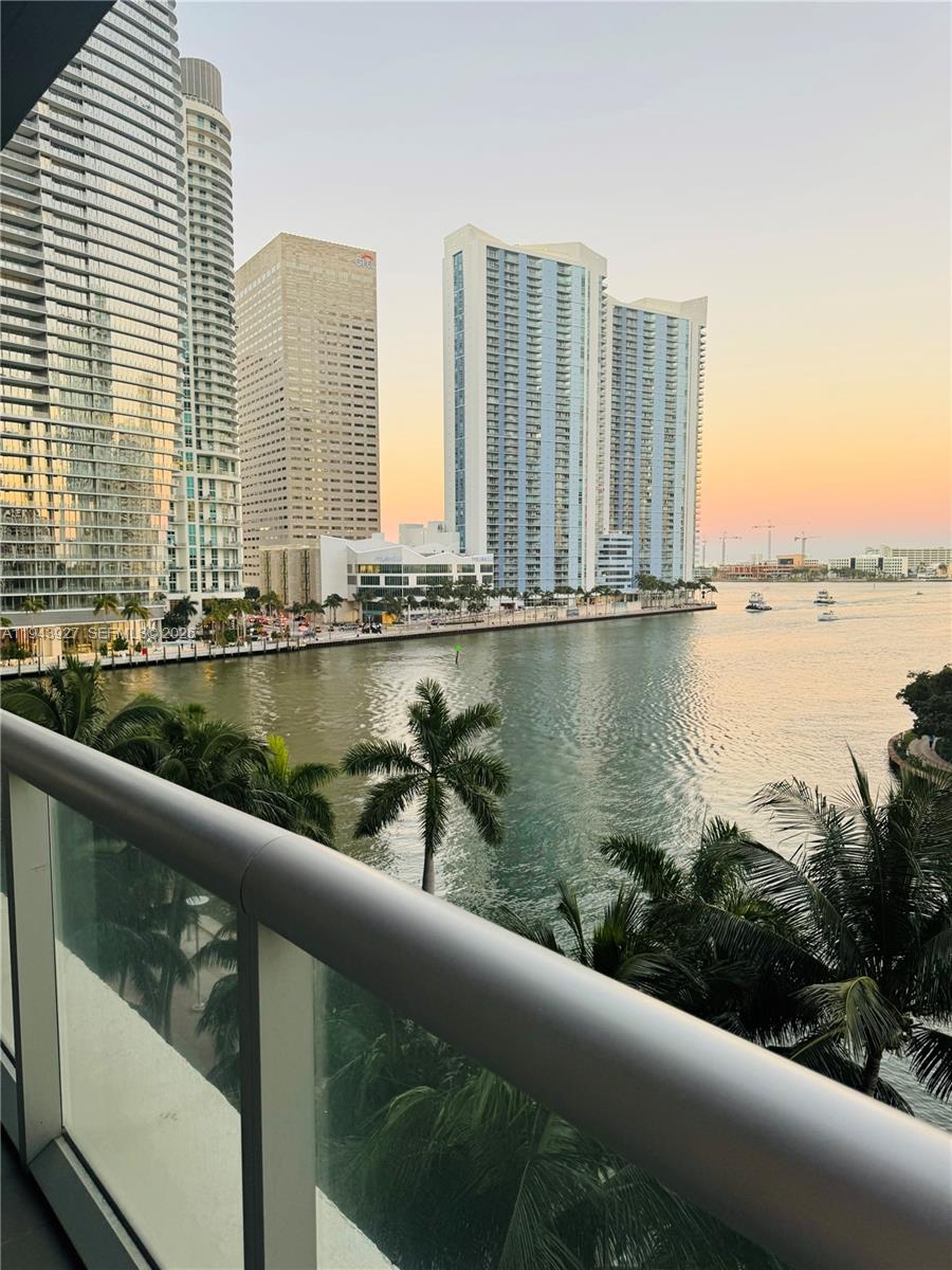 Spectacular 2Bed /2 Bath +Den Bayliner unit in the Icon brickell. 1,325FT. Breathtaking views of the Bay, Oceanand City. This unit features ceramic floors, Top of the Line kitchen Appliances, custom made walking closets andwindow treatments. 5 Star amenities including theater, billiard room, gym, Luxury Spa, Infinity pool, Concierge,restaurants and much more! This is a Must see!