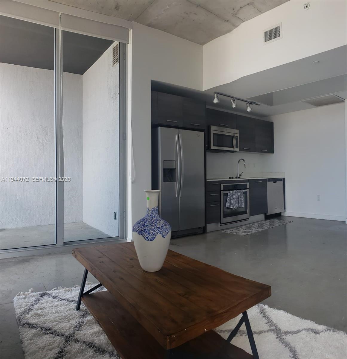 Very nice unit with Ocean view and to the city ,Balcony . Full furnished . Washer and dryer inside Loft Style . The Centro condominium is one of the best in Miami Downtown with access to all public transportation , Restaurant . Nice cosmopolitan and Business ambiance . Gym Pool and much more