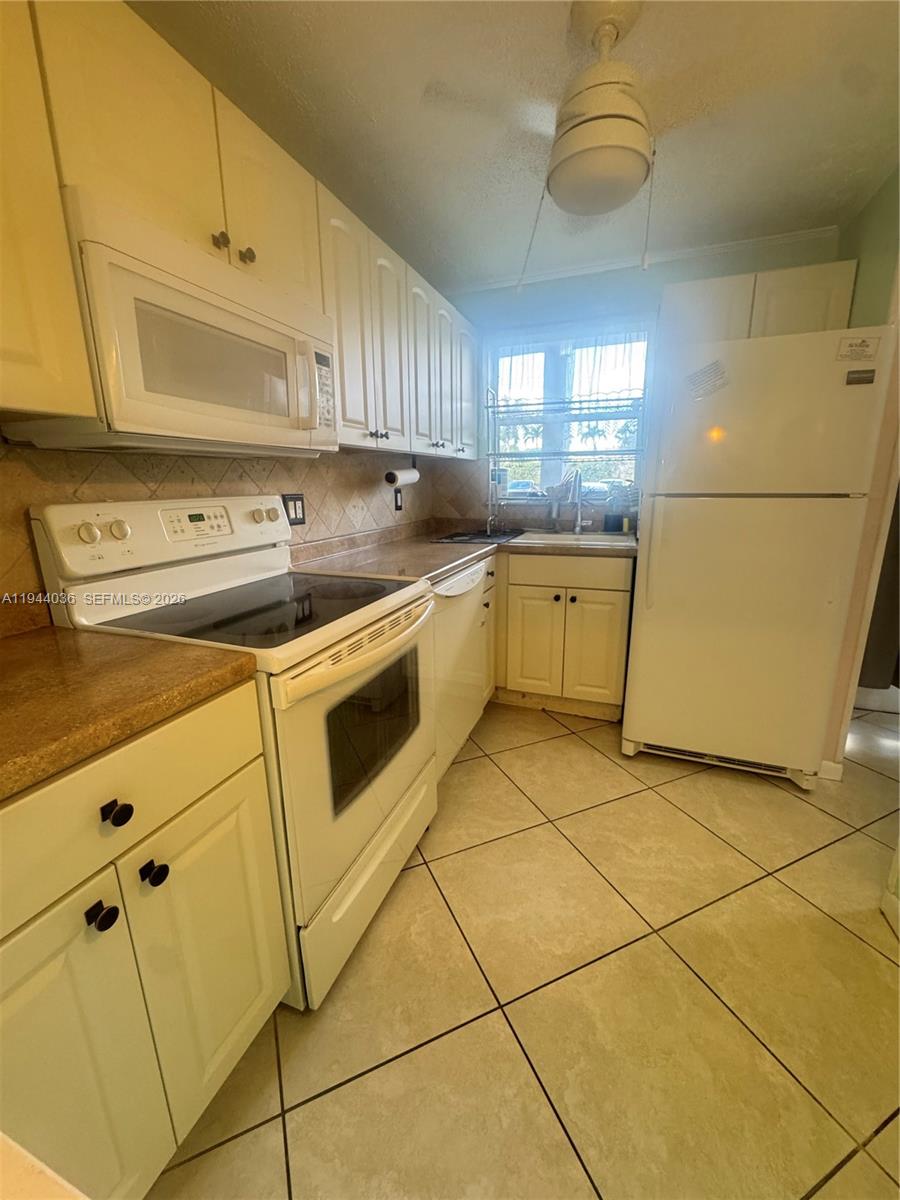 Sunrise Lakes 48 Condo