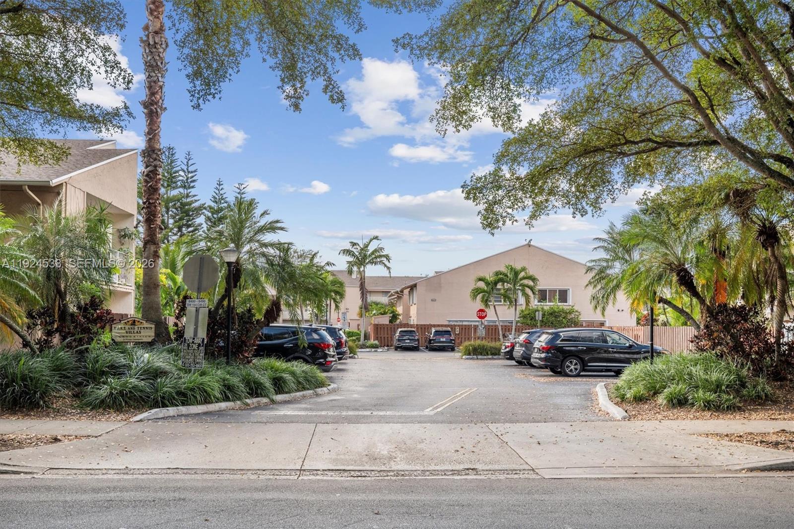 Lake & Tennis Villas Ph 1