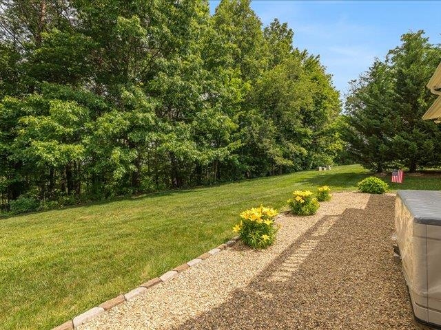 41 Hickory Nut Ln