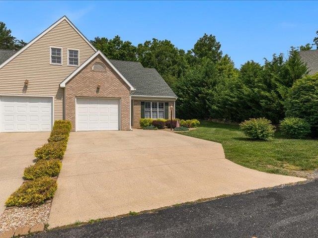 41 Hickory Nut Ln