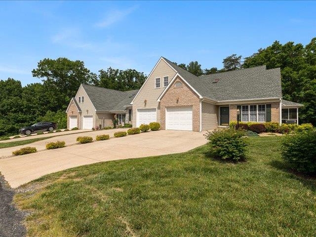 41 Hickory Nut Ln