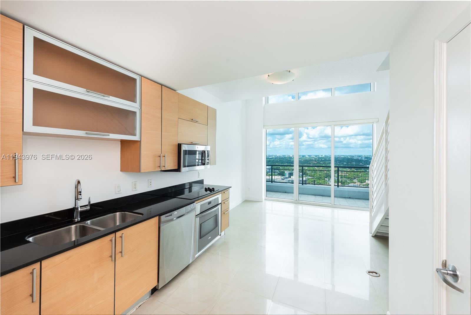 SPECTACULAR ONE BED ONE BATH & 1/2 LOFT IN THE HEART OF BRICKELL. STAINLESS STEEL APPLIANCES. MASTER WITH CLOSET & BATHROOM ON UPPER LEVEL. BIG LIVING AREA WITH HALF BATH DOWNSTAIRS. GREAT CITY VIEW. LOTS OF LIGHT! WALKING DISTANCE TO BCC, MARY BRICKELL SHOPPING AREA, PUBLIX AND RESTAURANTS. EASY TO SHOW. AVAILABLE  NOW!!!