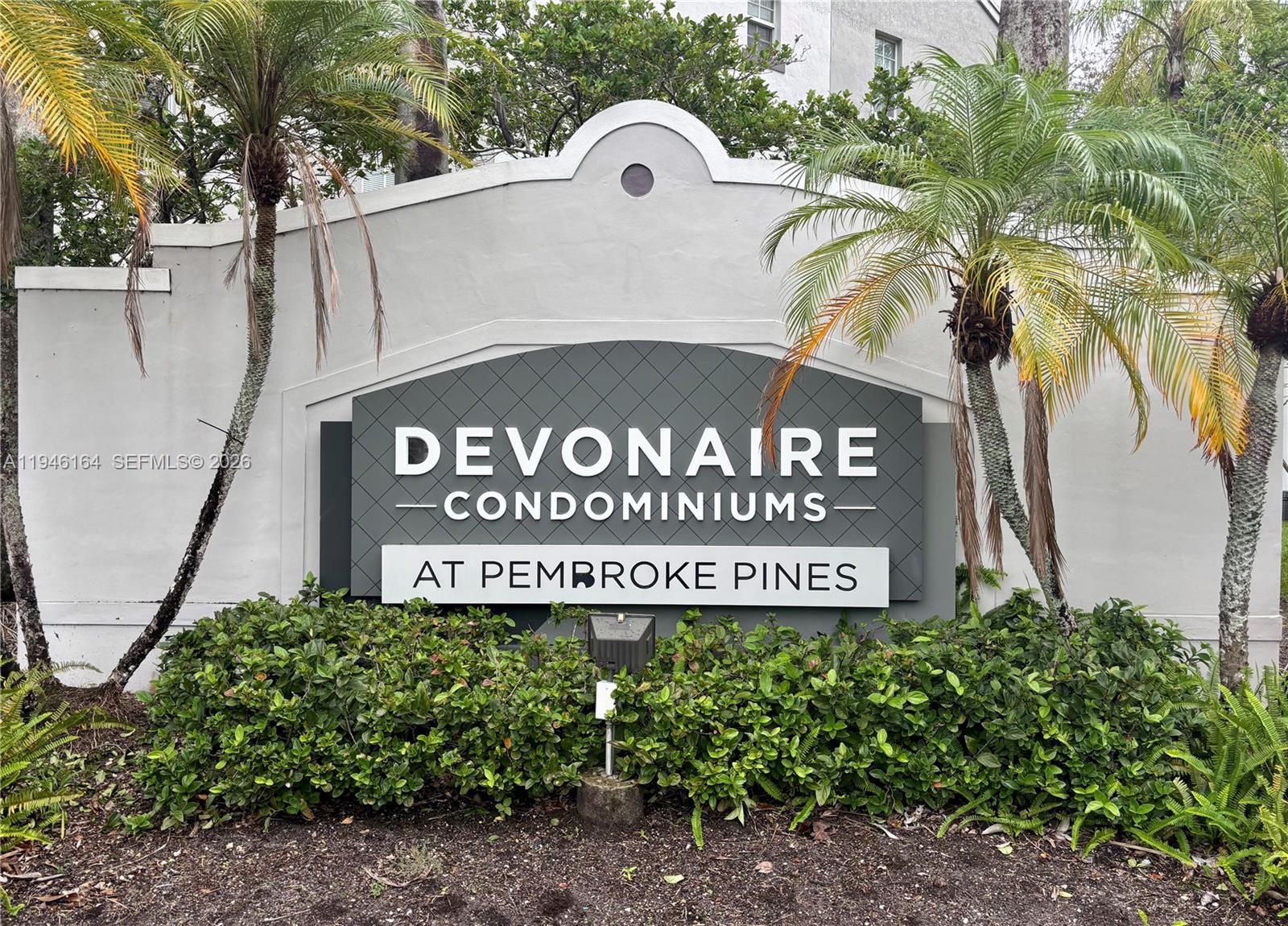 Devonaire Condo At Pembro