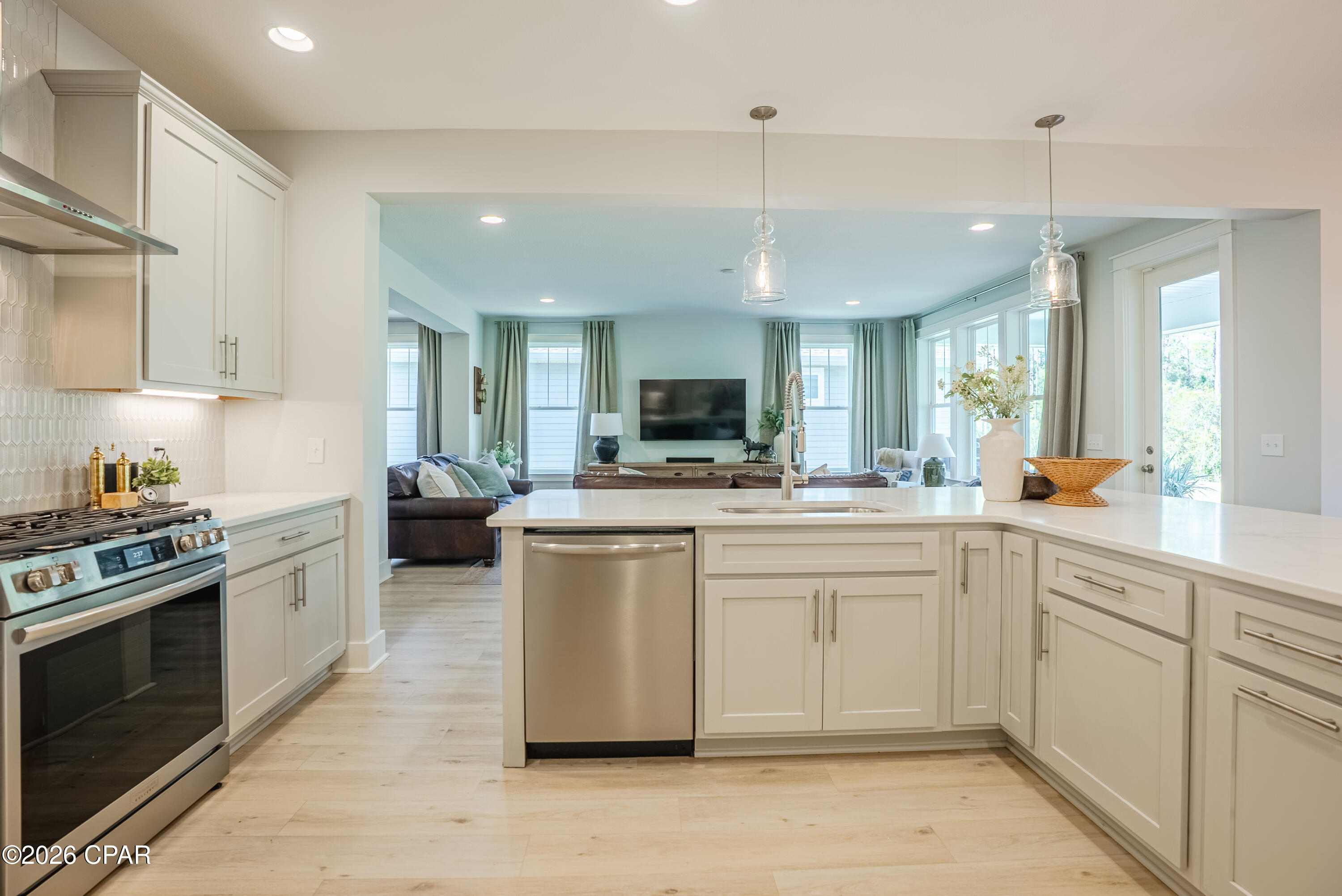 Listing photo id 18 for 929 Breakfast Point Boulevard