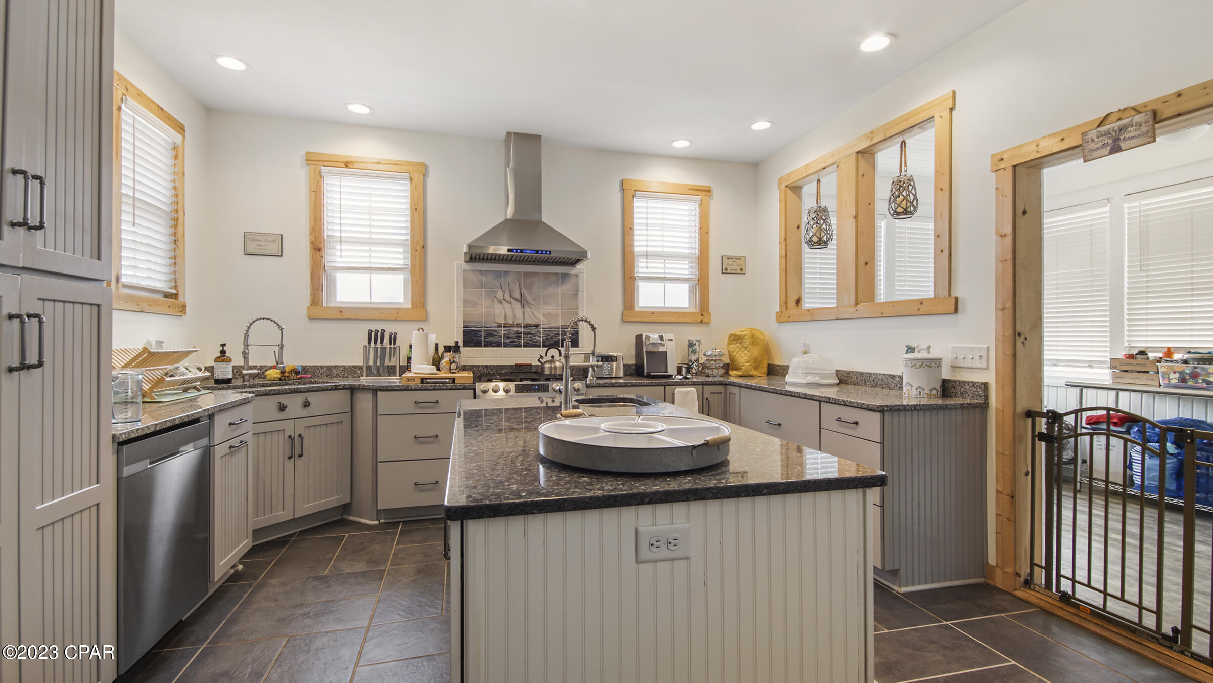 Image 11 For 930 Grace Avenue