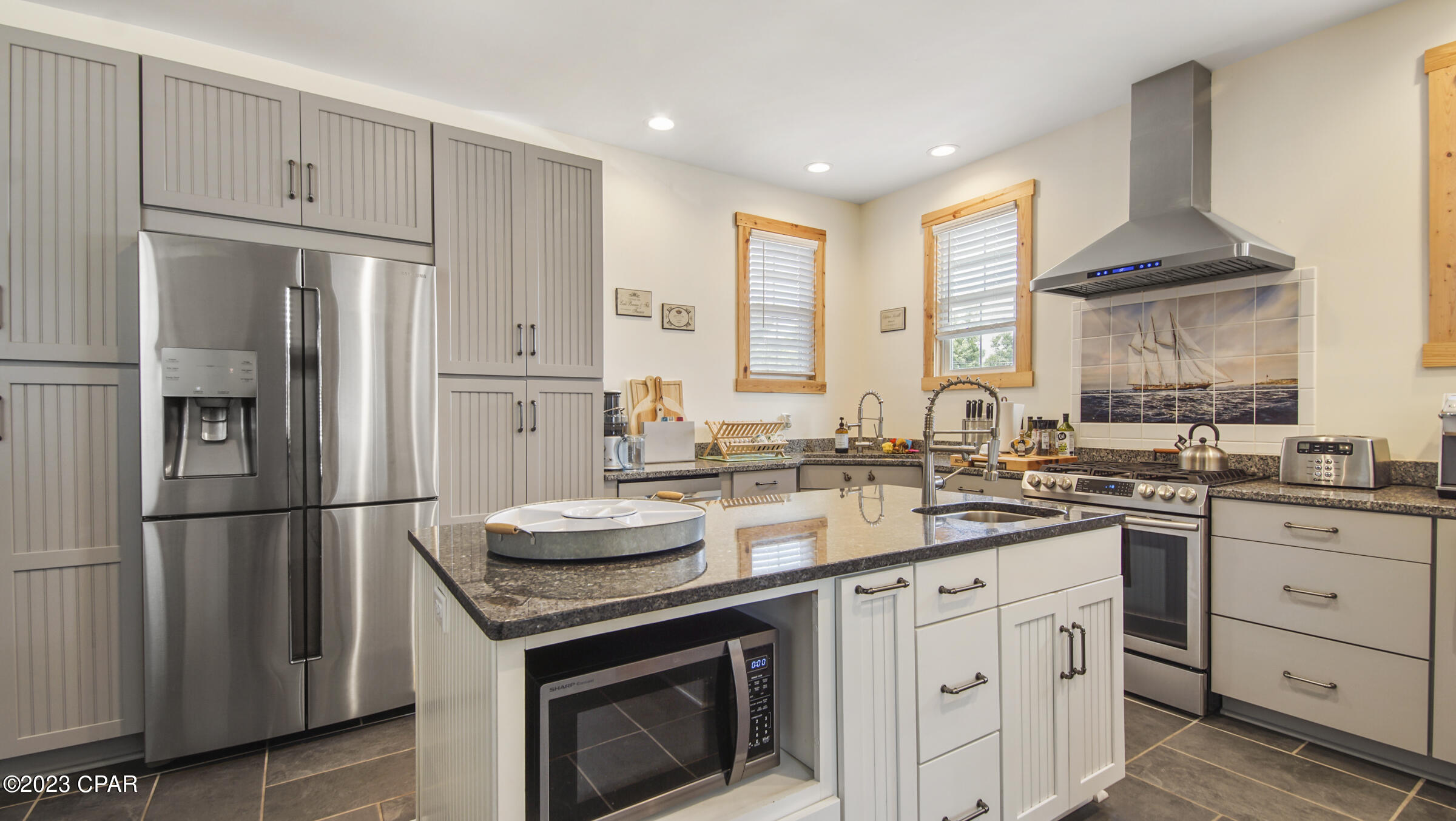 Image 3 For 930 Grace Avenue