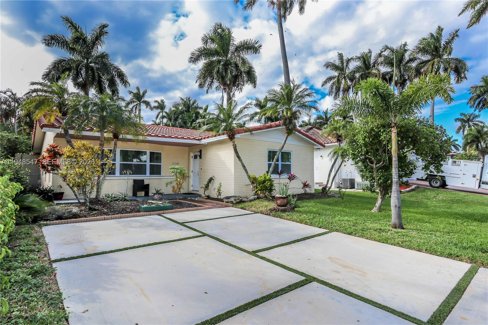 Hollywood Lakes Section