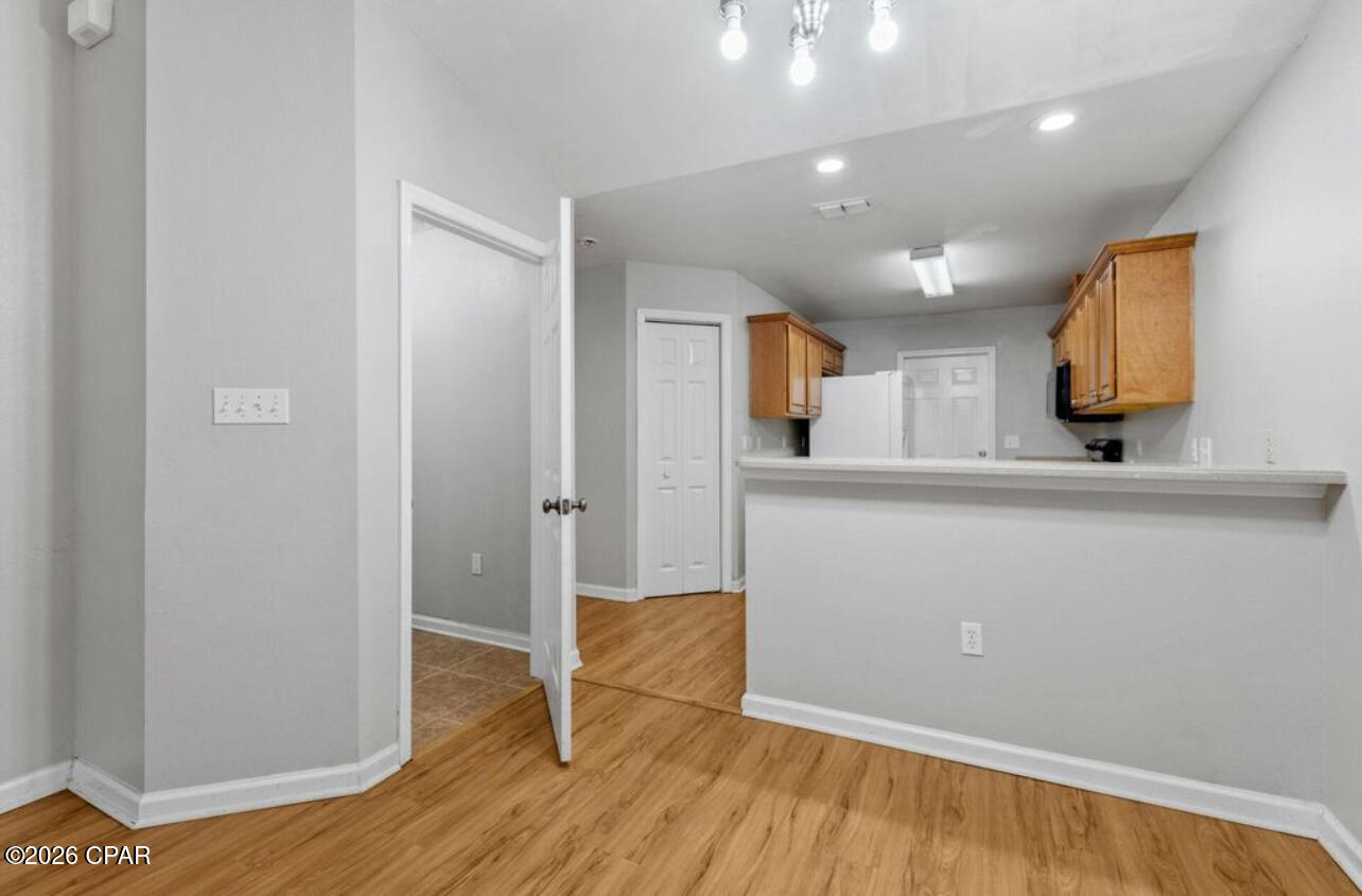 Listing photo id 10 for 2414 Quazar Circle
