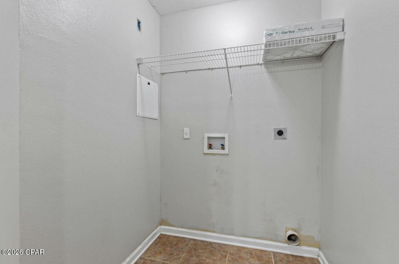 Listing photo id 16 for 2414 Quazar Circle