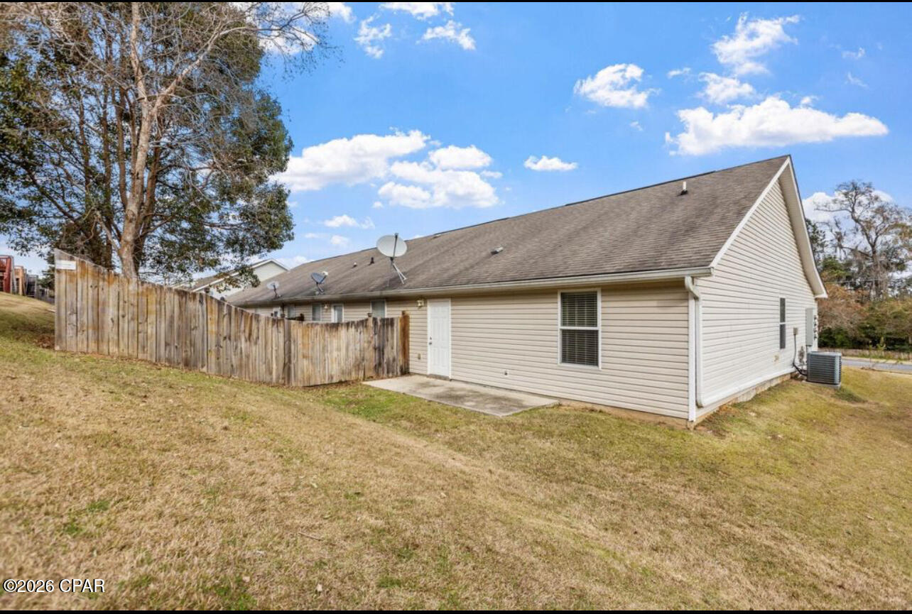 Listing photo id 3 for 2414 Quazar Circle