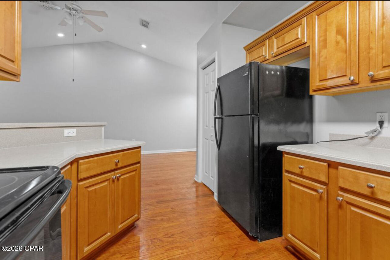 Listing photo id 11 for 1589 Quazar Road