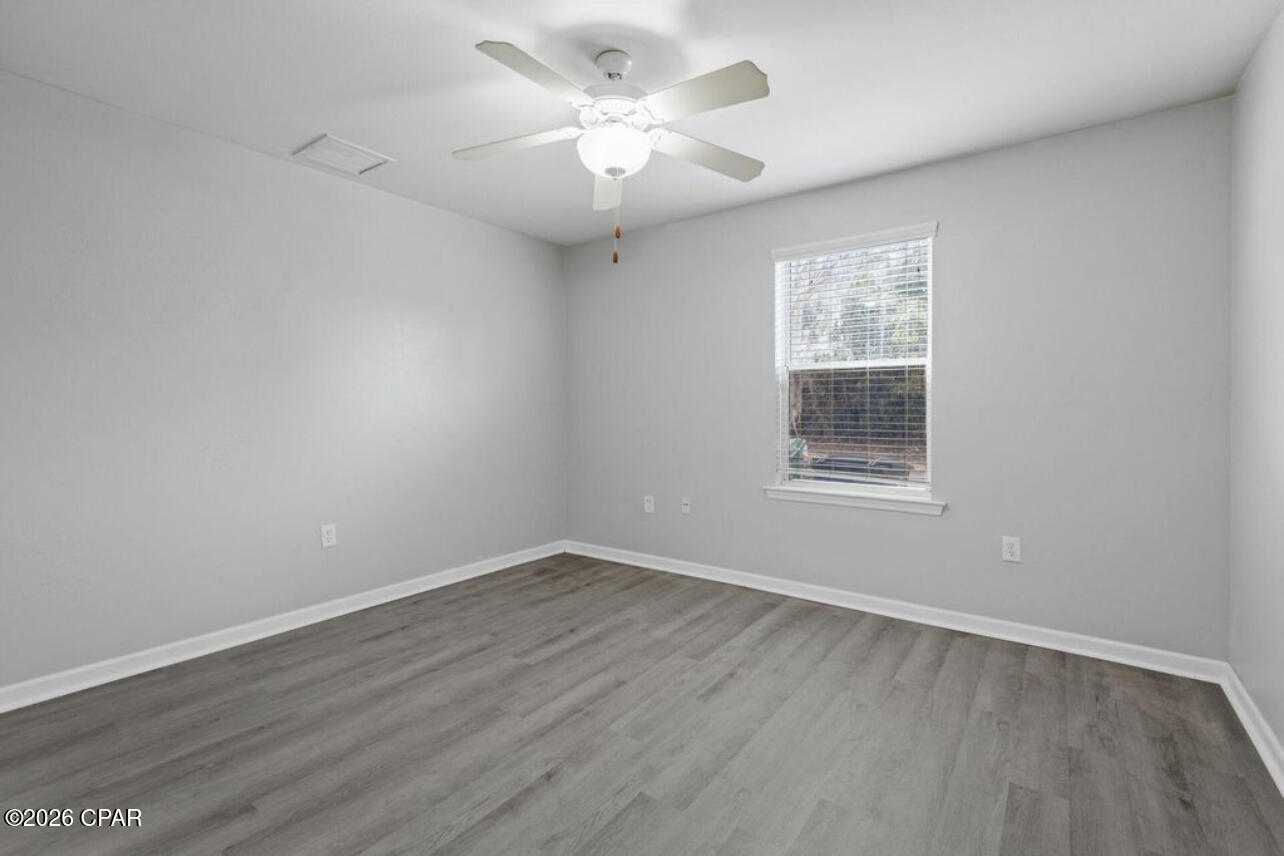 Listing photo id 12 for 1589 Quazar Road