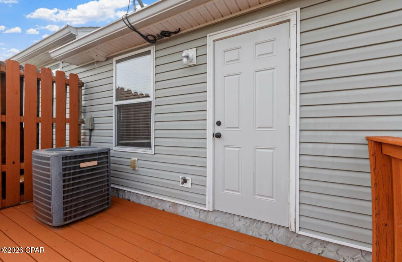 Listing photo id 24 for 1589 Quazar Road