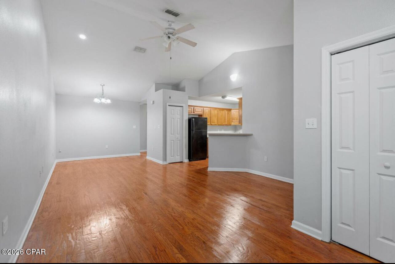 Listing photo id 3 for 1589 Quazar Road