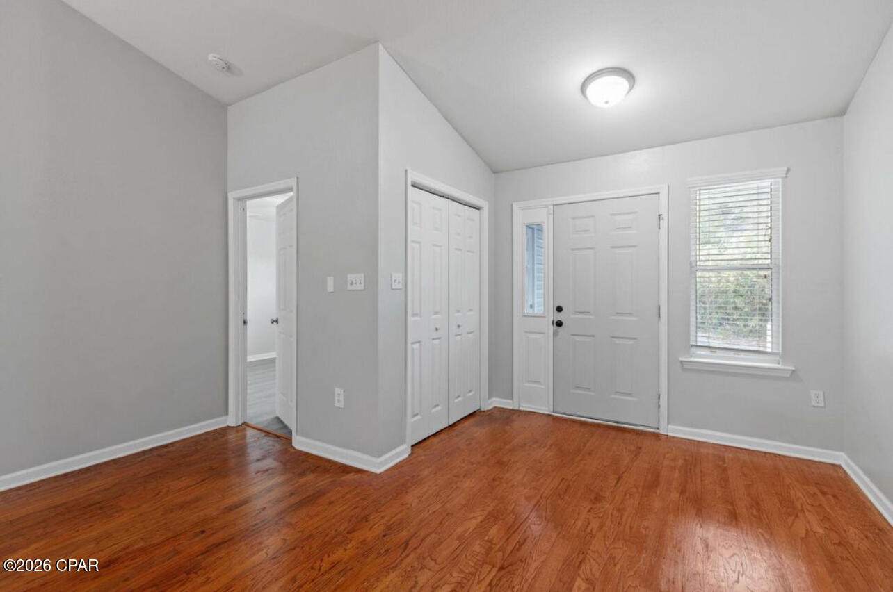 Listing photo id 4 for 1589 Quazar Road