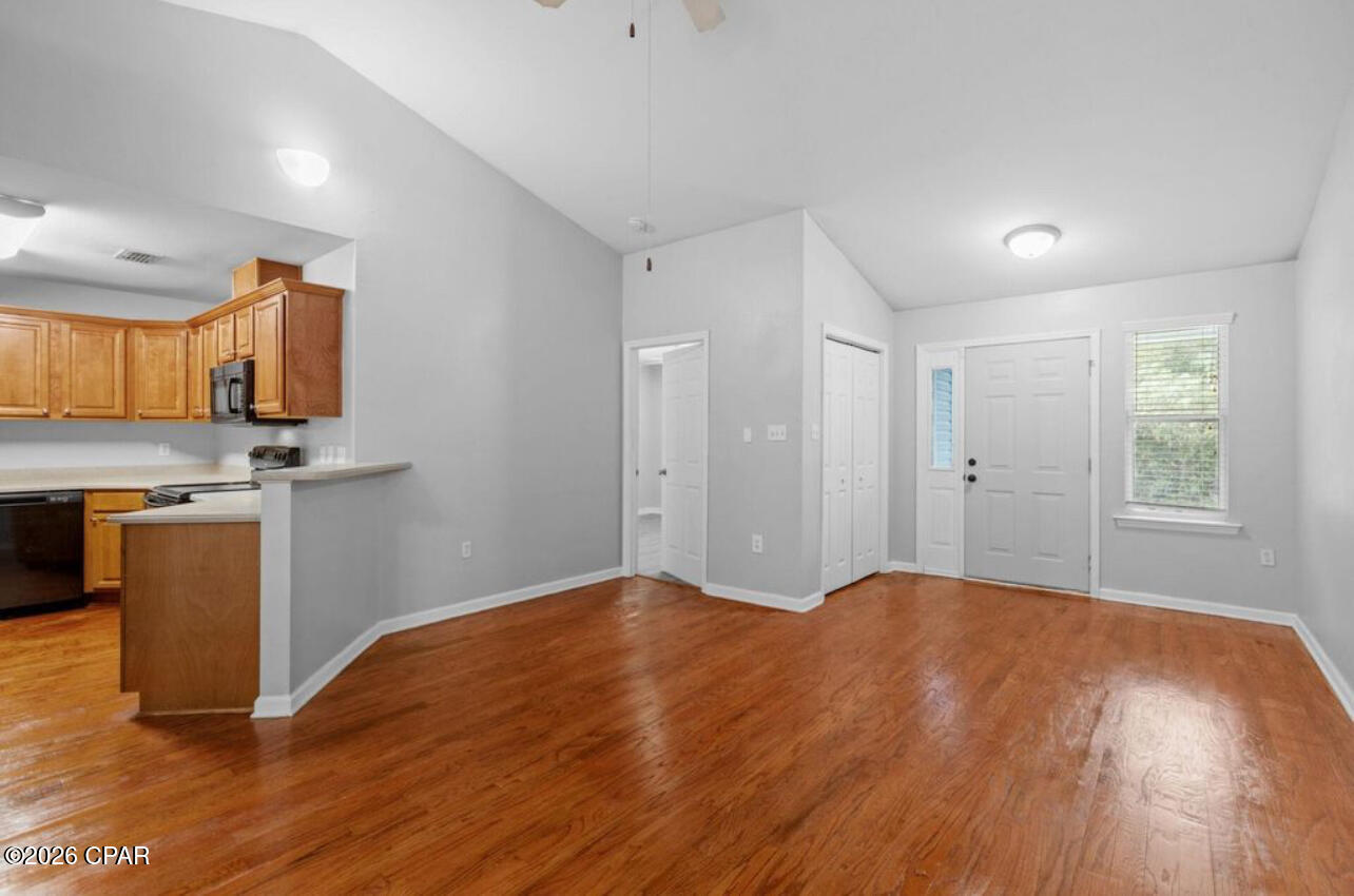 Listing photo id 5 for 1589 Quazar Road