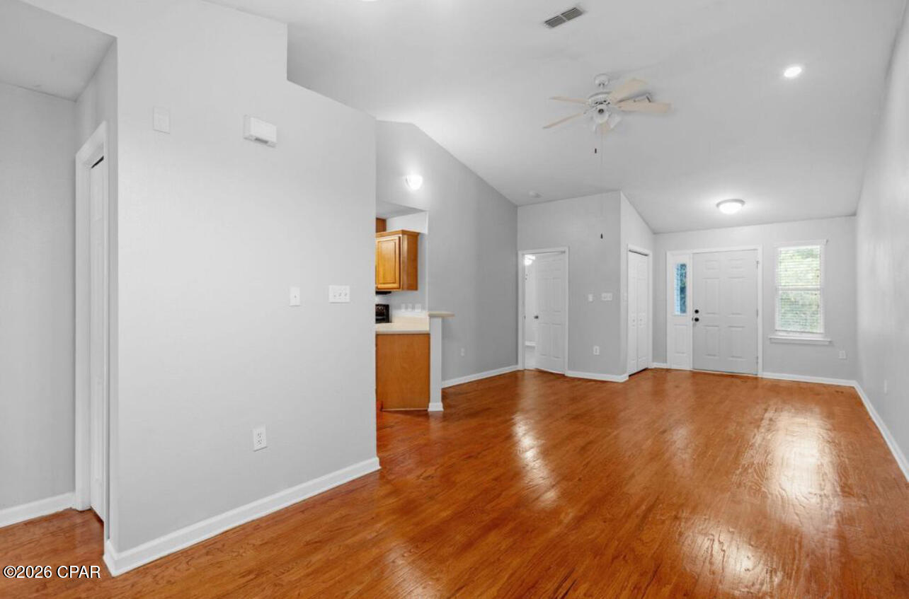 Listing photo id 6 for 1589 Quazar Road