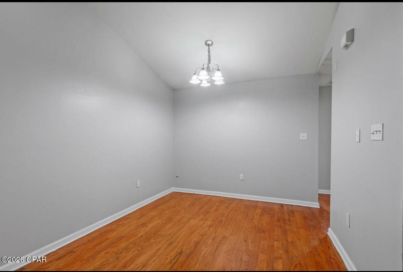 Listing photo id 8 for 1589 Quazar Road