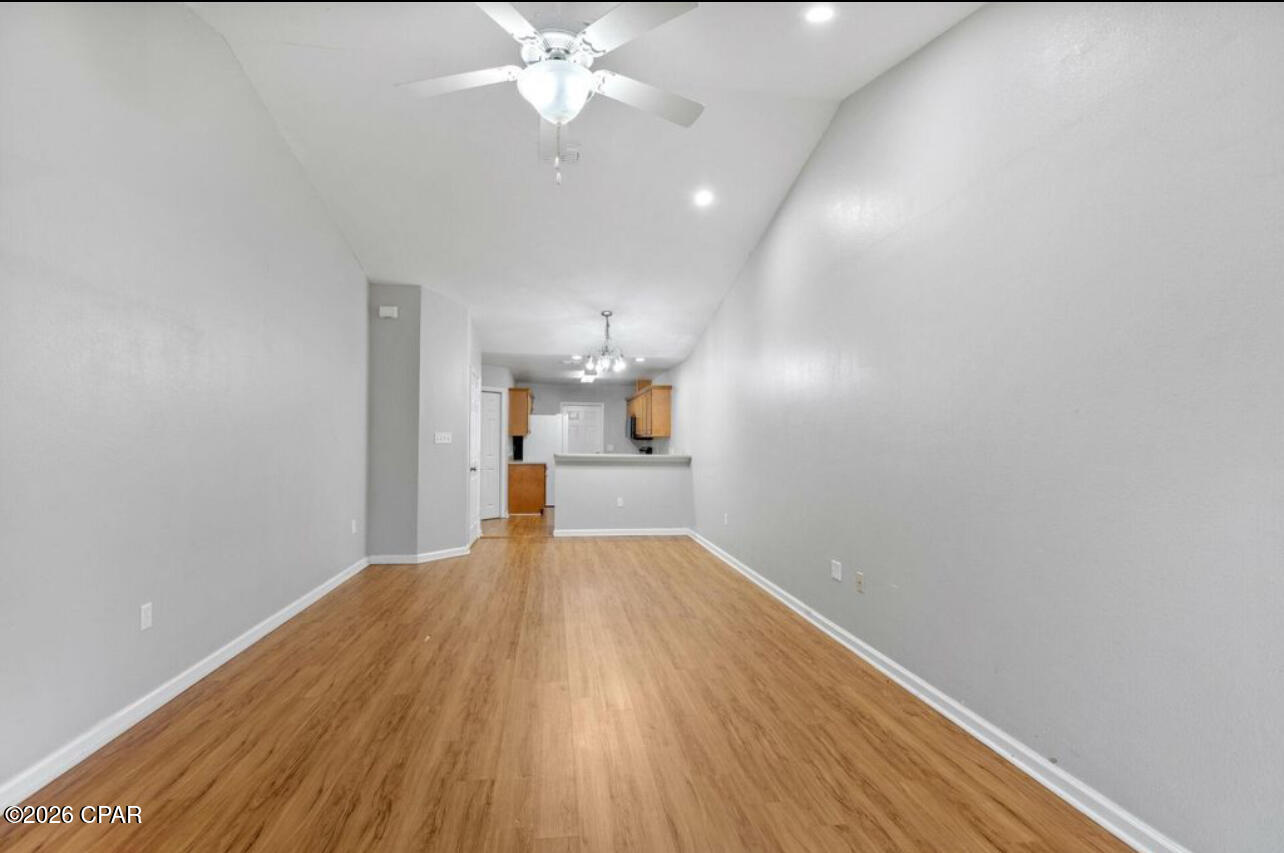 Listing photo id 3 for 1587 Quazar Road