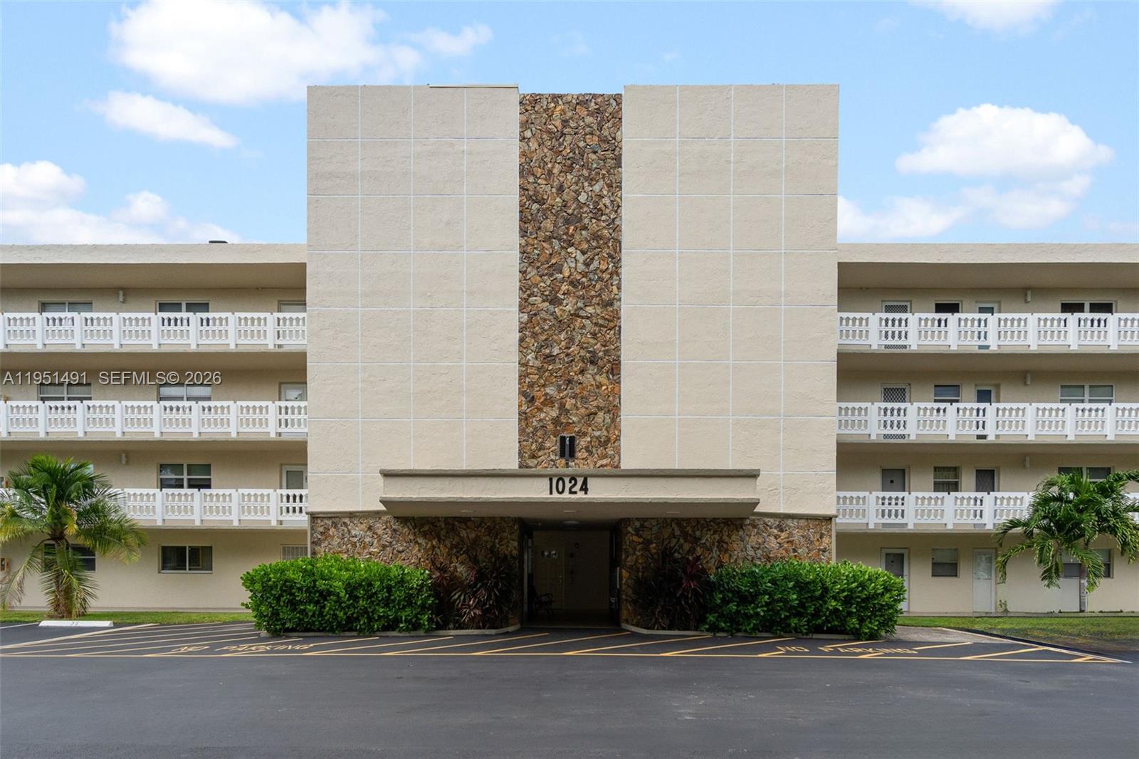 Meadowbrook Lakes Condo