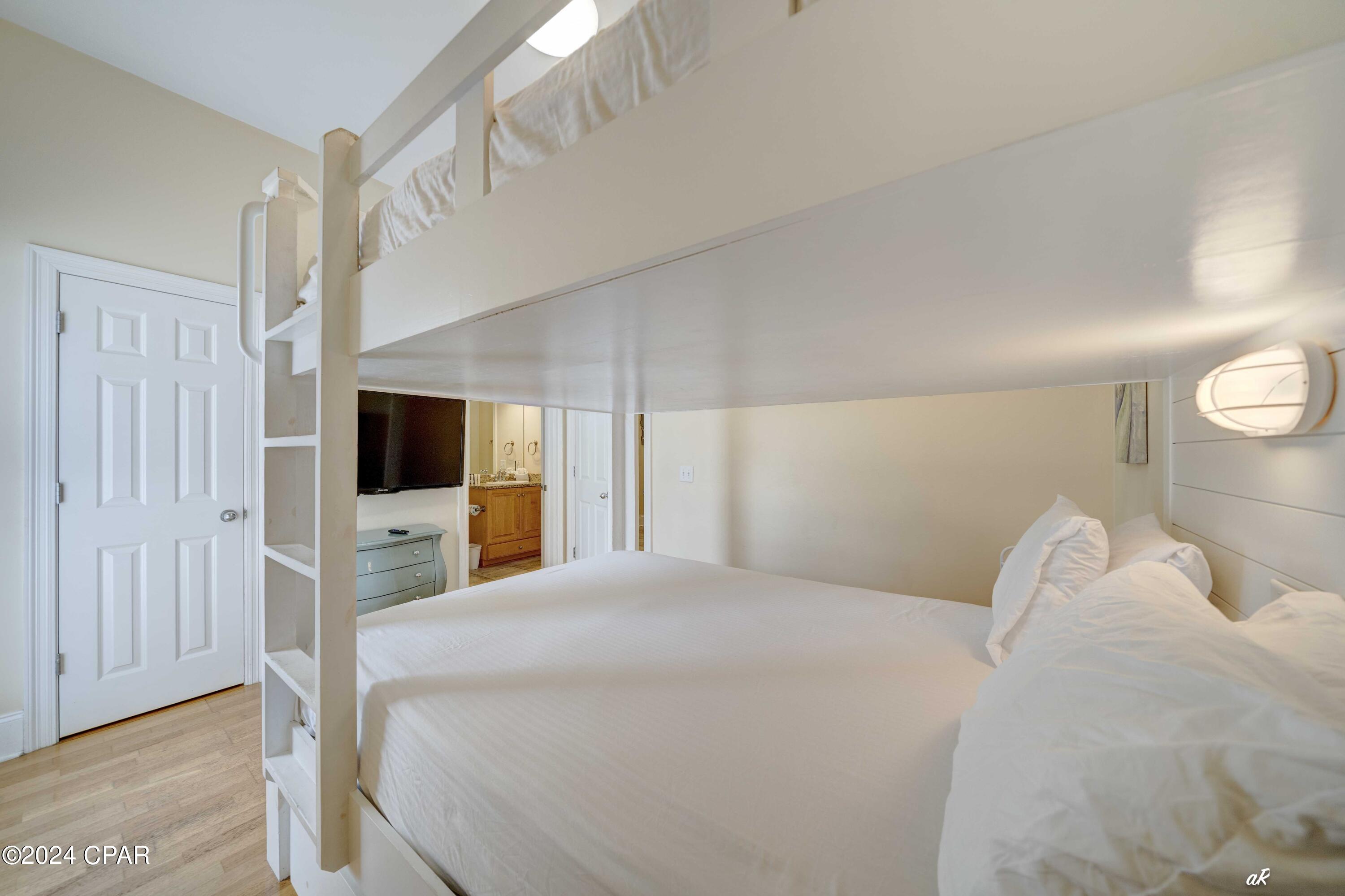 7428 Thomas Drive, Panama City Beach, FL 32408 thumbnail, photo 17 of 38