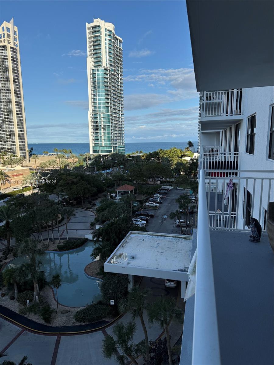Winston Towers 600 Condo
