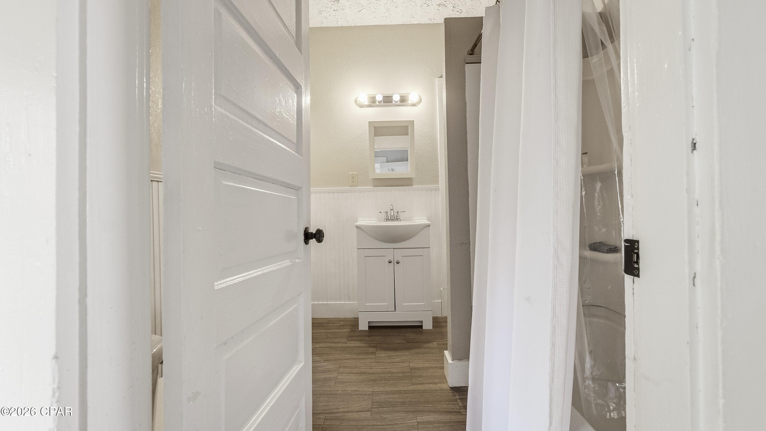 Image 11 For 4404 Broad Street