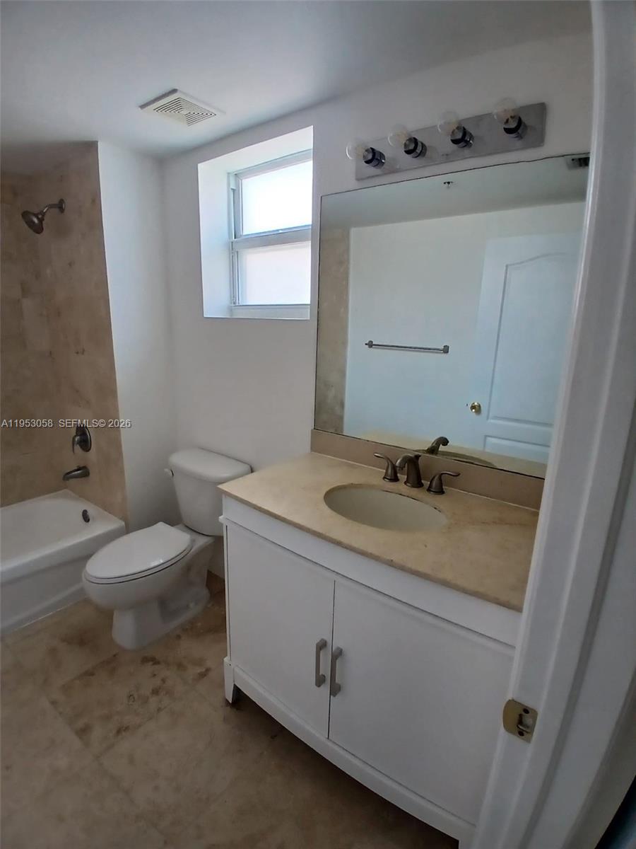 425 NE 30th St Apt 203