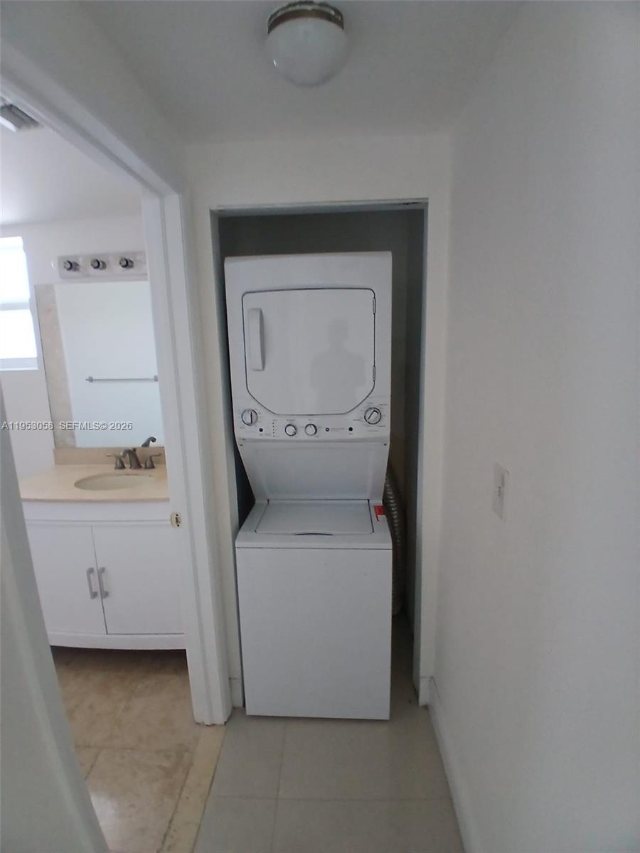 425 NE 30th St Apt 203