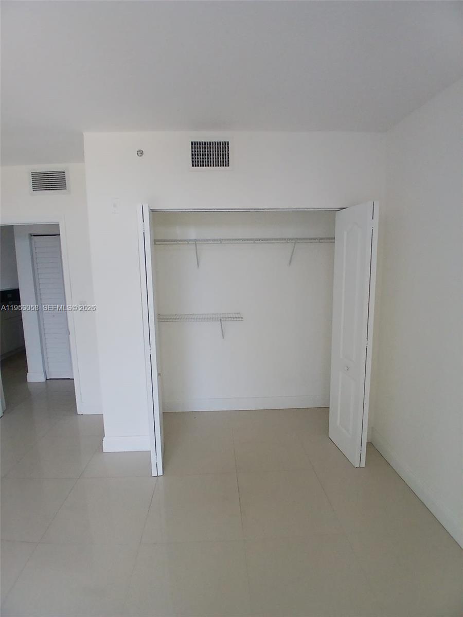 425 NE 30th St Apt 203
