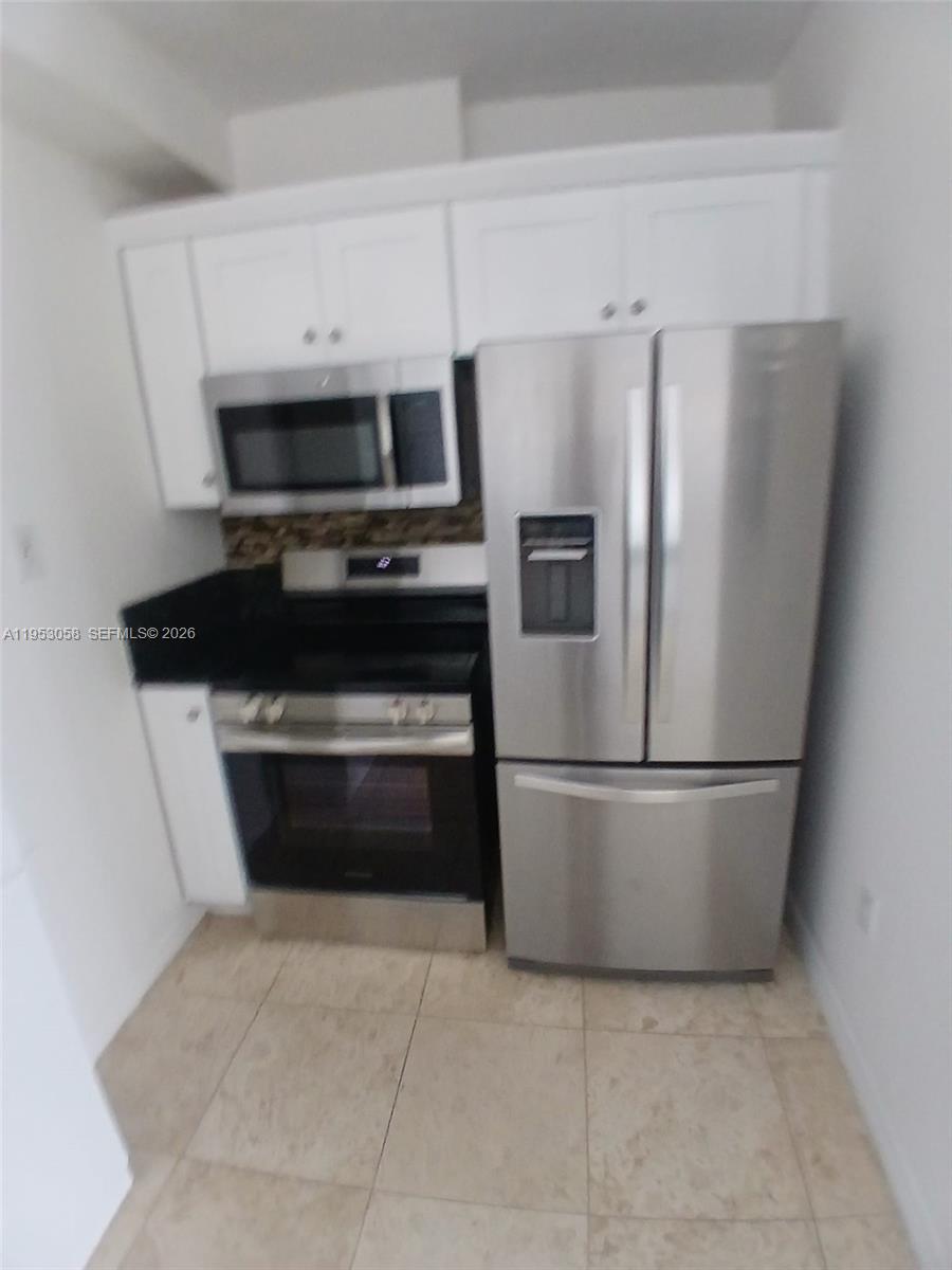 425 NE 30th St Apt 203