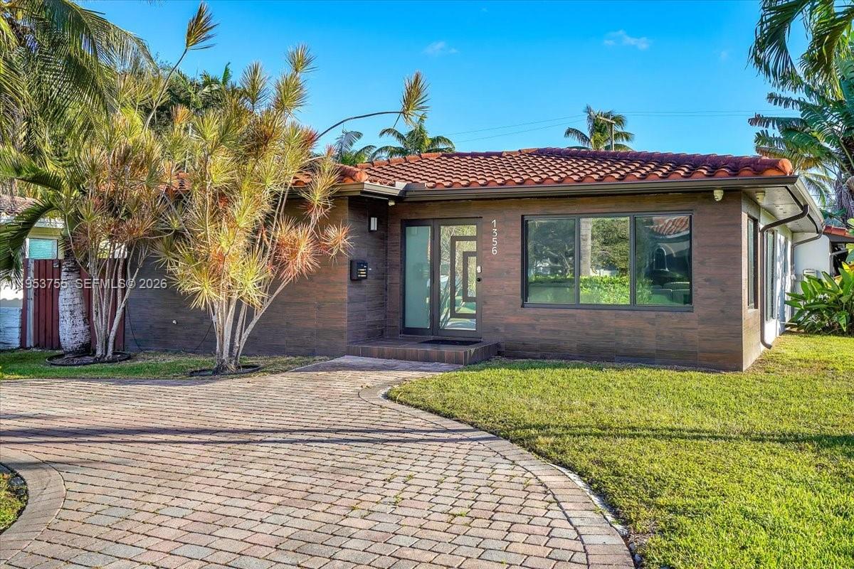 Hollywood Lakes Section