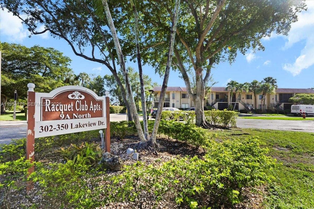 Racquet Club Apts At Bona
