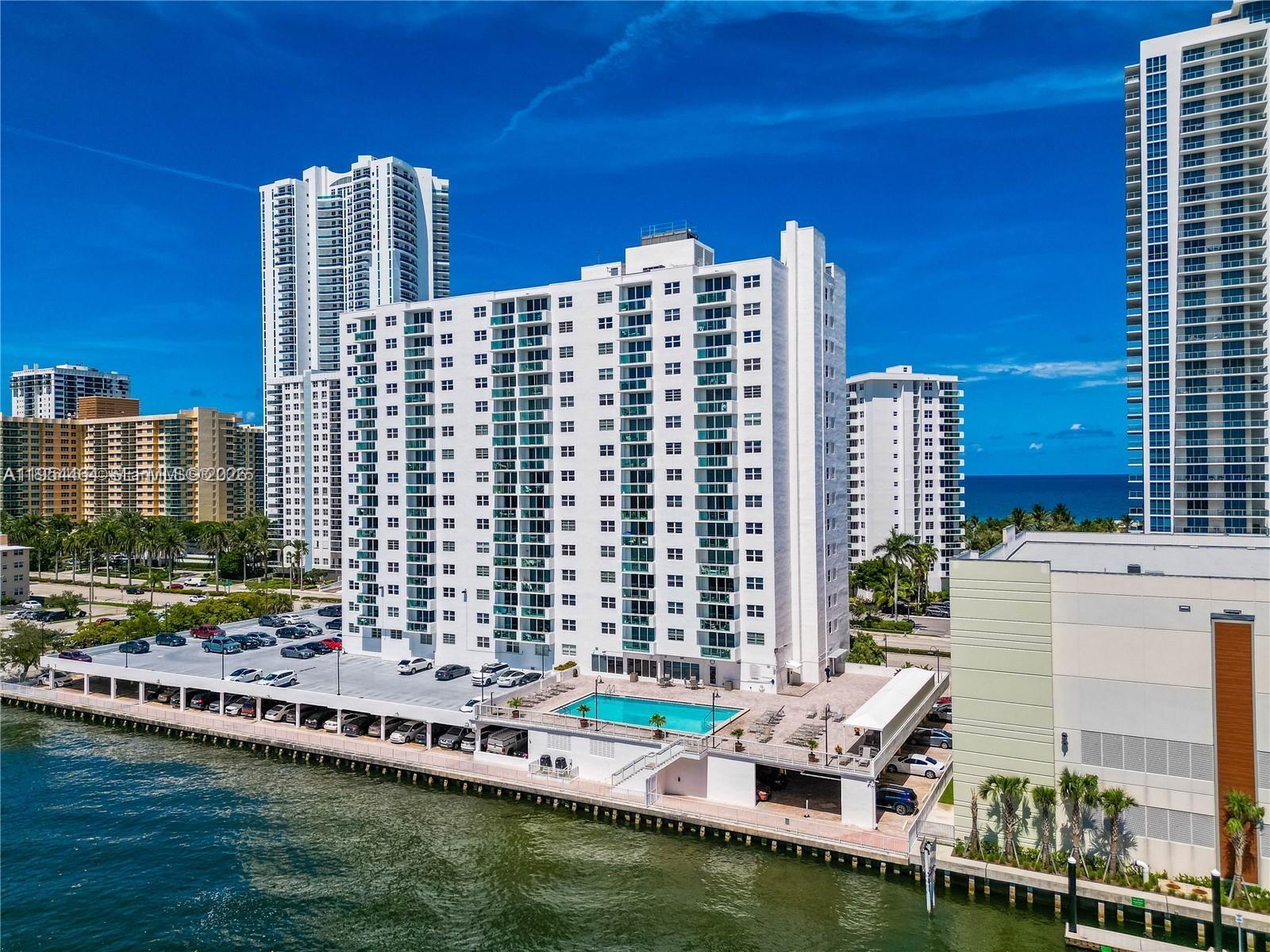 Residences On Hollywood B